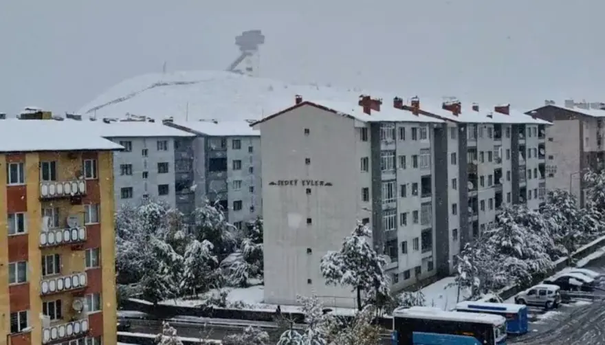 Kış erken geldi: Yağmur kar yağışına döndü, yeni haftaya bembeyaz başladılar 1
