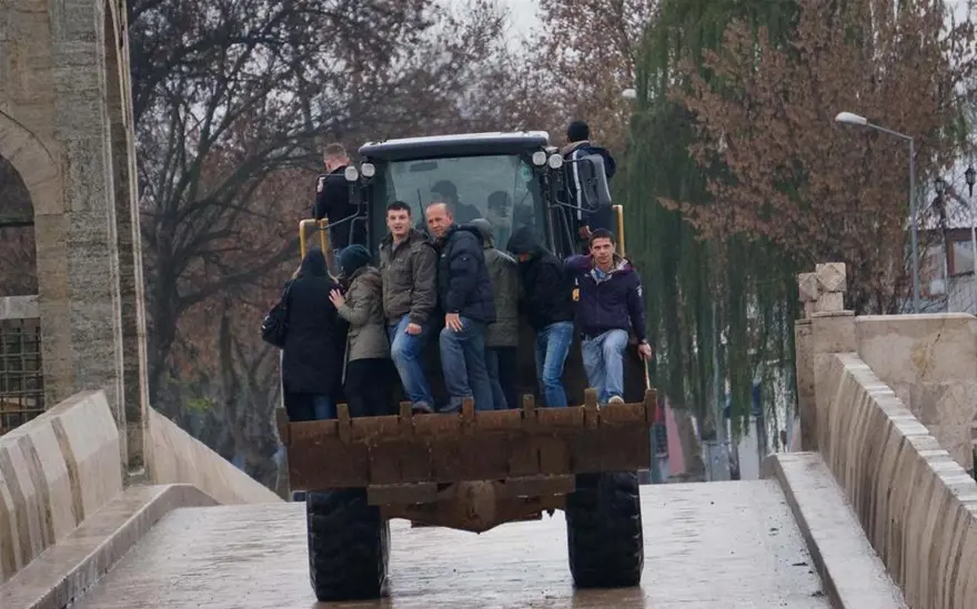 İşe kepçeyle gidiyorlar 1