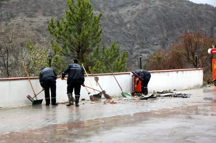 Bolu'da hortum çatıları uçurdu 7 Bolu'da hortum çatıları uçurdu 7