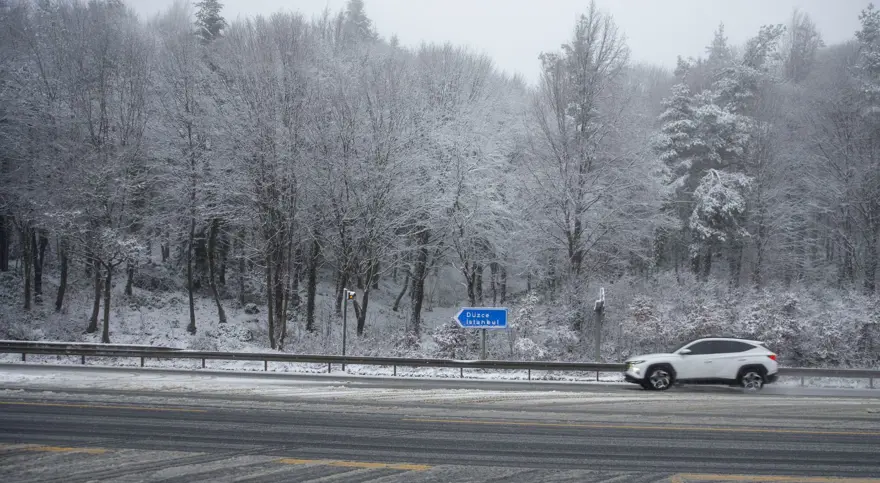 Bolu Dağı geçişinde kar yağışı 