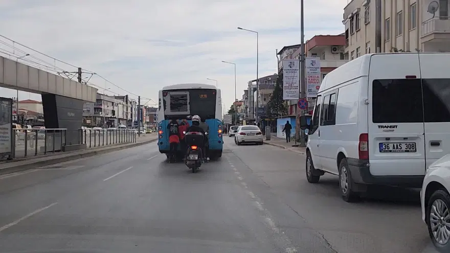 Otobüse tutunan patenli çocukların tehlikeli yolculuğu 7