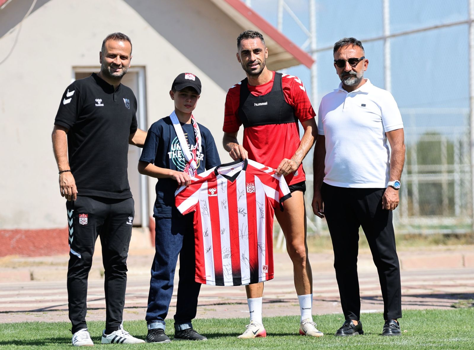 Sosyal medyada gündem olmuştu: Sivasspor'dan minik taraftara sürpriz