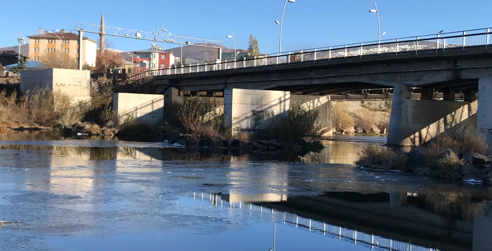 Göle, eksi 13,2'yi gördü: Kura Nehri buz tuttu