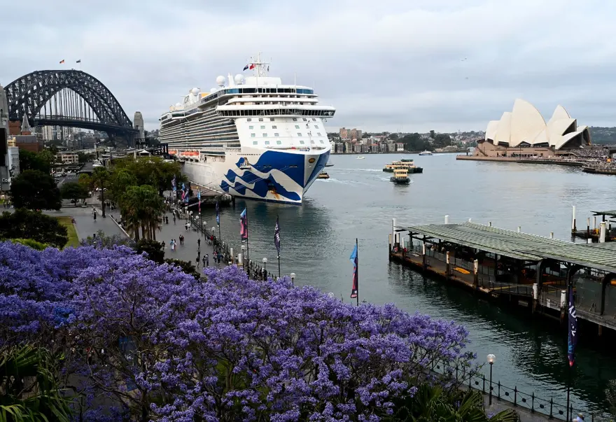 Covid-19'a yakalanan 800 yolcunun bulunduğu gemi Avustralya'ya demirledi 2