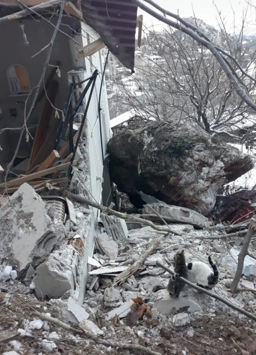 Düşen dev kaya parçası nedeniyle iki evde hasar oluştu 1