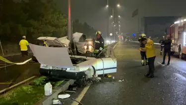 Aydınlatma direğine çarpan otomobil ikiye ayrıldı