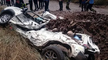 Kağıt gibi ezilen araçtan 5 kişi sağ çıktı