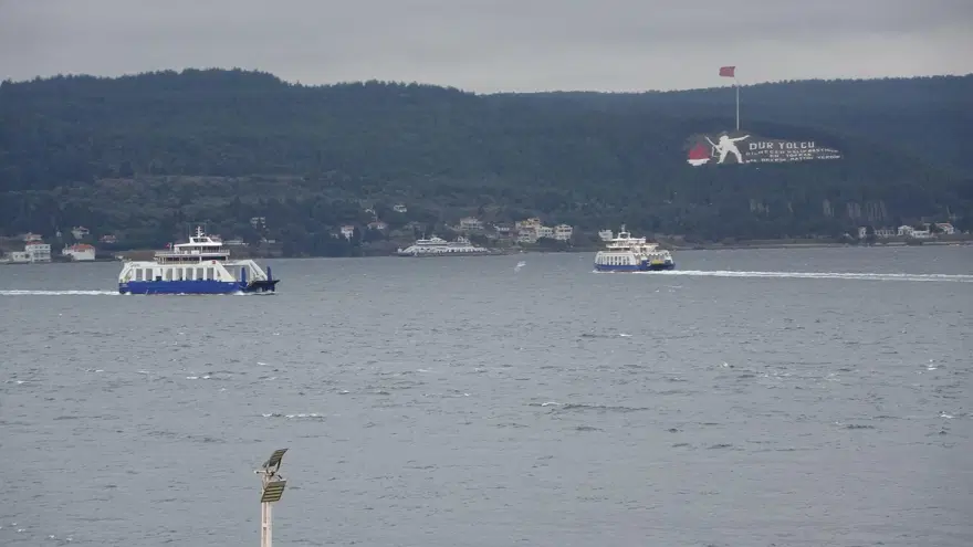 Çanakkale'de feribot seferlerine fırtına engeli 