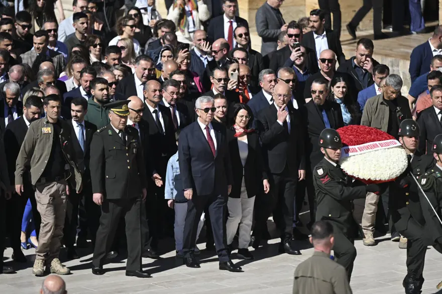 Mansur Yavaş ve Ankara'nın yeni belediye başkanları Anıtkabir'de 5 Mansur Yavaş ve Ankara'nın yeni belediye başkanları Anıtkabir'de 5