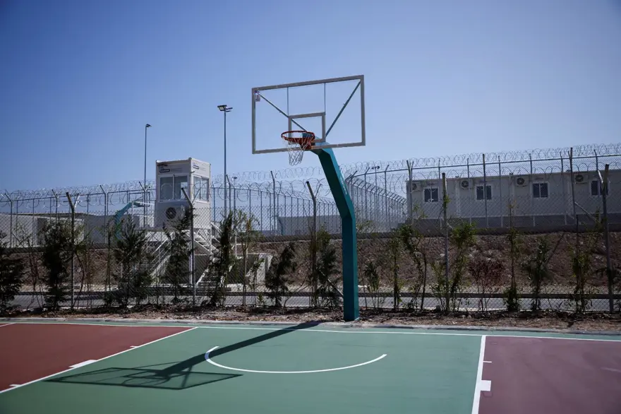 Yunanistan'ın Sisam Adası'nda kapalı mülteci kampı açıldı 6 Yunanistan'ın Sisam Adası'nda kapalı mülteci kampı açıldı 6