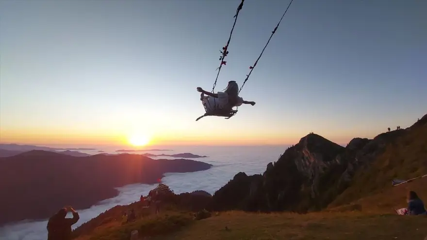 "Bulut denizi" için 2 bin 700 rakımlı yaylada kayık yaptı 10