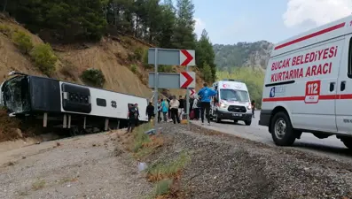 Burdur'da yolcu otobüsü TIR'a çarptı: 8 yaralı