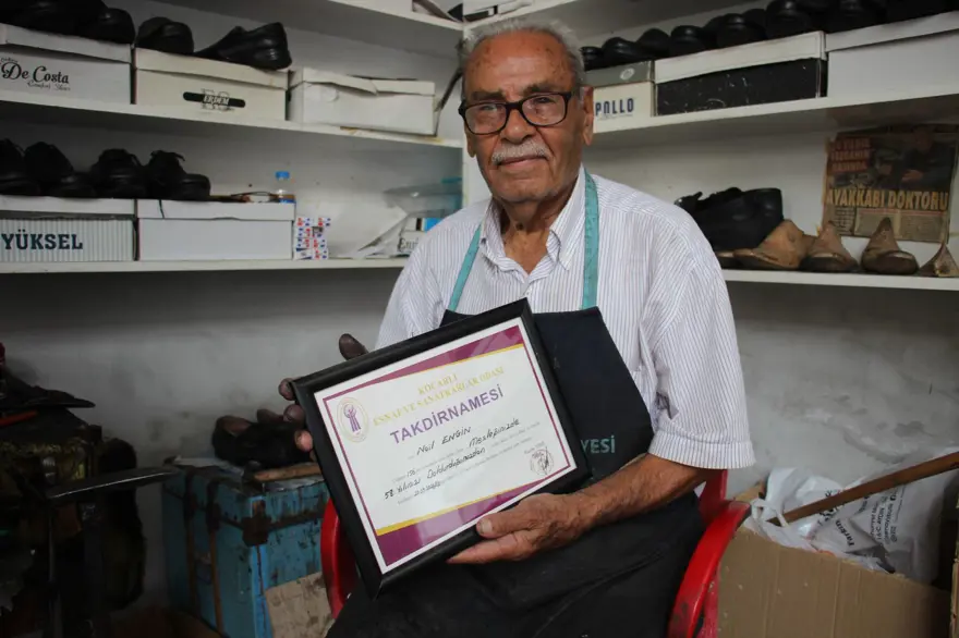 "Doktor" lakabıyla tanınıyor: 75 yıldır baba mesleğini yapıyor 5