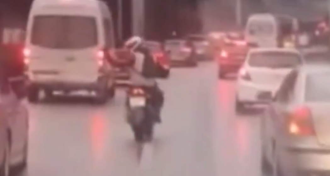 Motosiklet sürücüsünden alkışlanacak hareket: Sağlık Bakanı Koca paylaştı