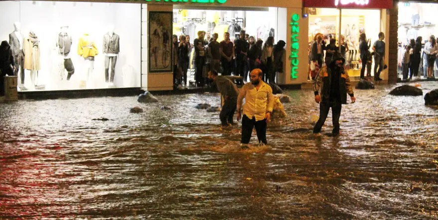 Denizli'de yağış hayatı olumsuz etkiledi 6
