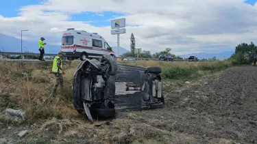 Otomobil takla attı, sıkışanları sağlık ve polis ekipleri kurtardı