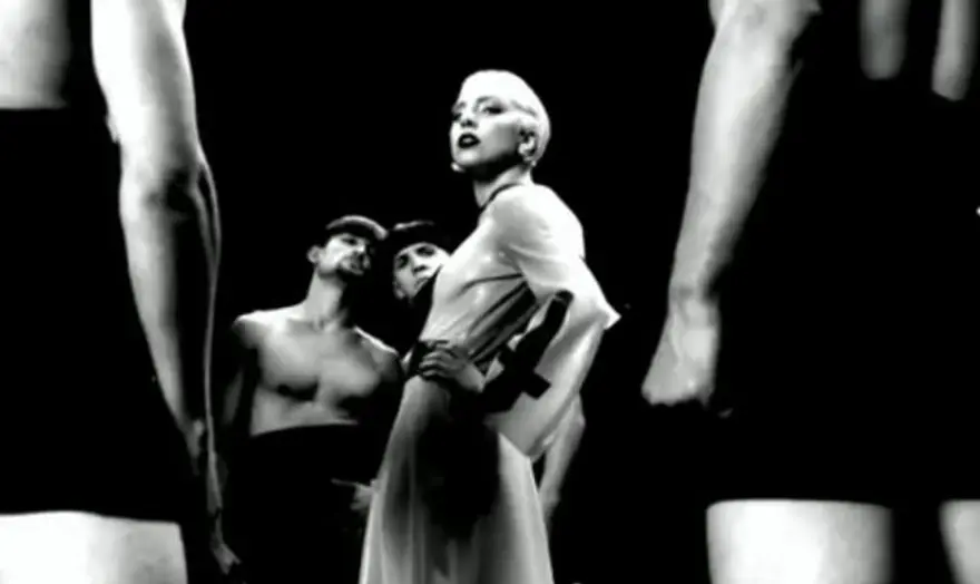 Gaga'dan homoerotik bir askeri fantezi 8