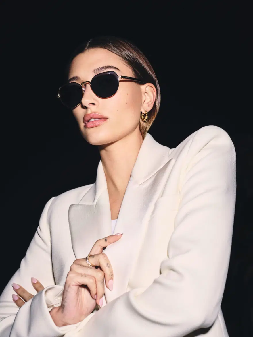 Hailey Bieber’ın Vogue gözlük koleksiyonu çıktı 3 Hailey Bieber’ın Vogue gözlük koleksiyonu çıktı 3