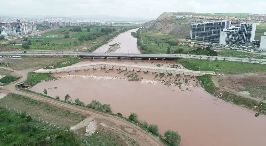 Eğri Köprü'nün 18 gözünden de yıllar sonra su aktı 4