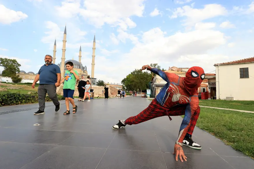 Türkiye'yi gezen yerli Spiderman'in 39. durağı Edirne oldu 