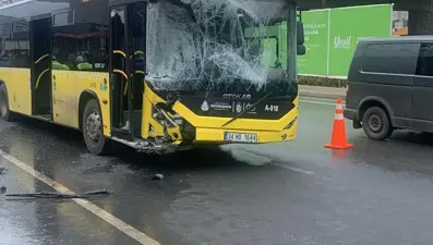 İETT otobüsü minibüse çarptı: 3 yaralı