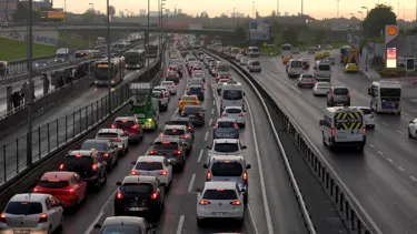 İstanbul'da haftanın ilk iş gününde trafik yoğunluğu yaşanıyor