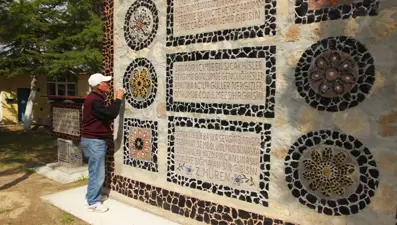 Dağlardan topladığı volkanik taşlarla yaptı