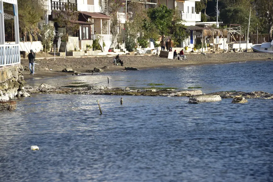 Bodrum'da deniz çekildi tarihi surlar ortaya çıktı 