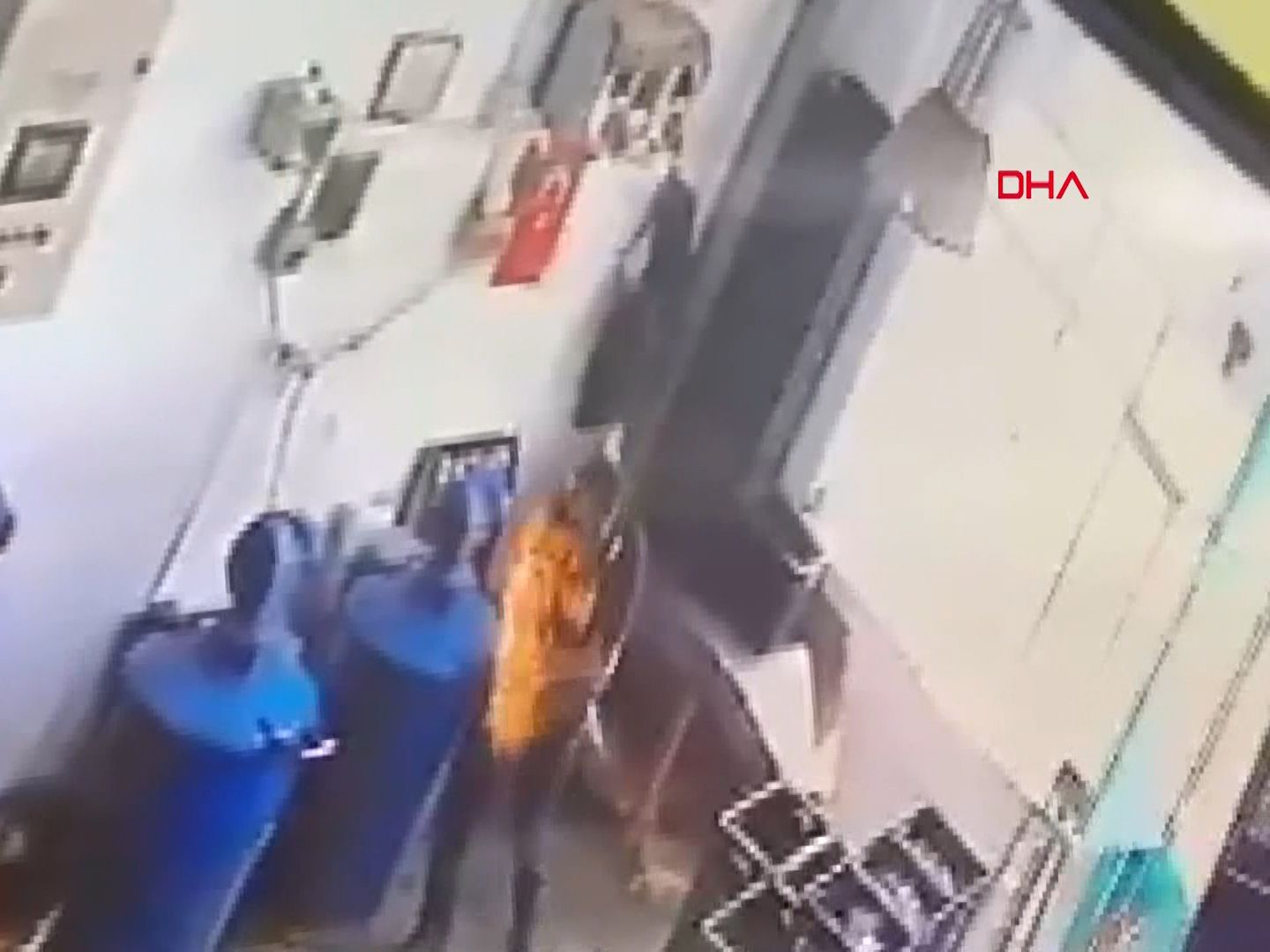 Dezenfektan sürdüğünü unuttu, elleri alev aldı