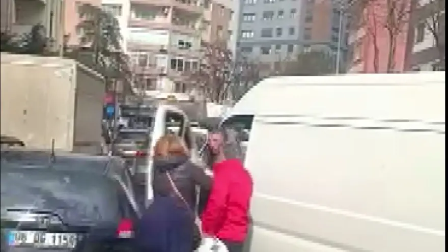 İstanbul trafiğinde kavga: Aracından inip diğer sürücüyesaldırdı 1