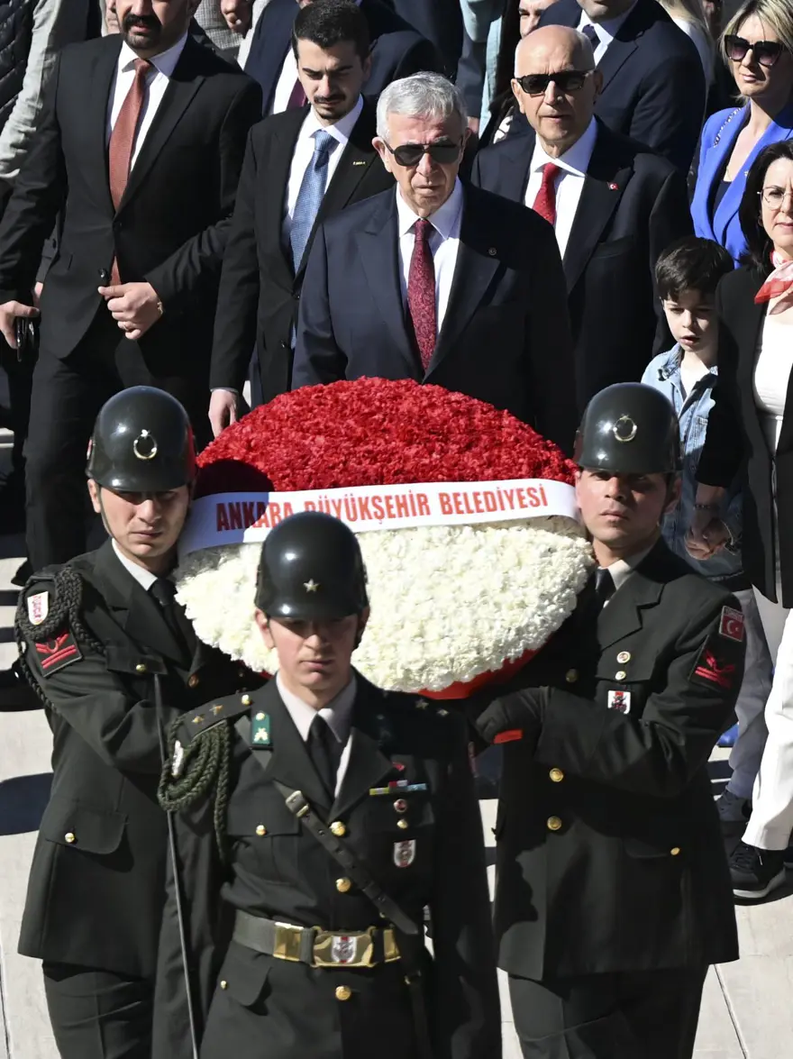 Mansur Yavaş ve Ankara'nın yeni belediye başkanları Anıtkabir'de 9 Mansur Yavaş ve Ankara'nın yeni belediye başkanları Anıtkabir'de 9