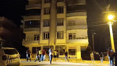 Yangına uykuda yakalandılar: 15 kişi dumandan etkilendi