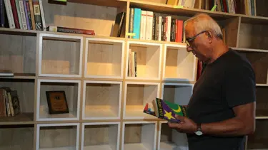 Ataol Behramoğlu'ndan 7 bin kitap bağışı
