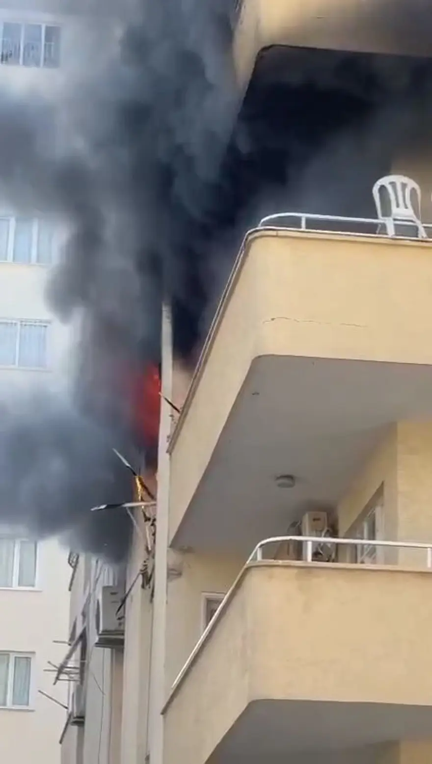 Adana’da 10 katlı binada yangın paniği 