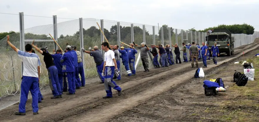 Macaristan-Sırbistan sınırına tel örgü 30 Macaristan-Sırbistan sınırına tel örgü 30