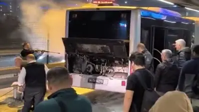 Kağıthane'de metrobüste yangın