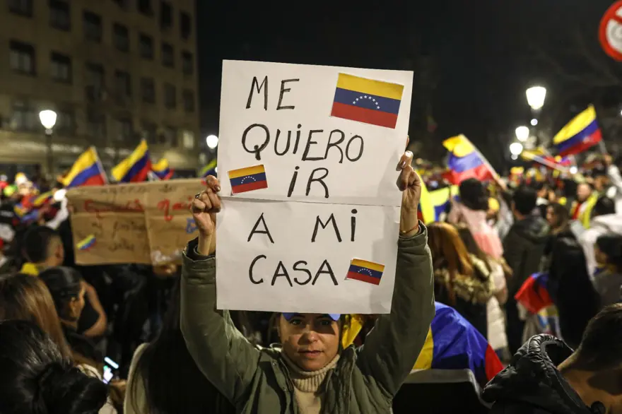 Venezuela'da "hileli" seçim tartışması: Yüzlerce göçmen sokaklarda toplandı 10 Venezuela'da "hileli" seçim tartışması: Yüzlerce göçmen sokaklarda toplandı 10