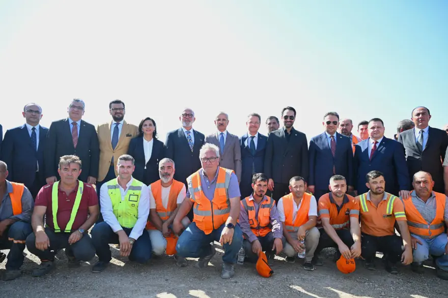 Bakan Uraloğlu'ndan açıklama: Gediz Köprülü Kavşağı 50 bine çıkan araç trafiğini rahatlatacak 1 Bakan Uraloğlu'ndan açıklama: Gediz Köprülü Kavşağı 50 bine çıkan araç trafiğini rahatlatacak 1