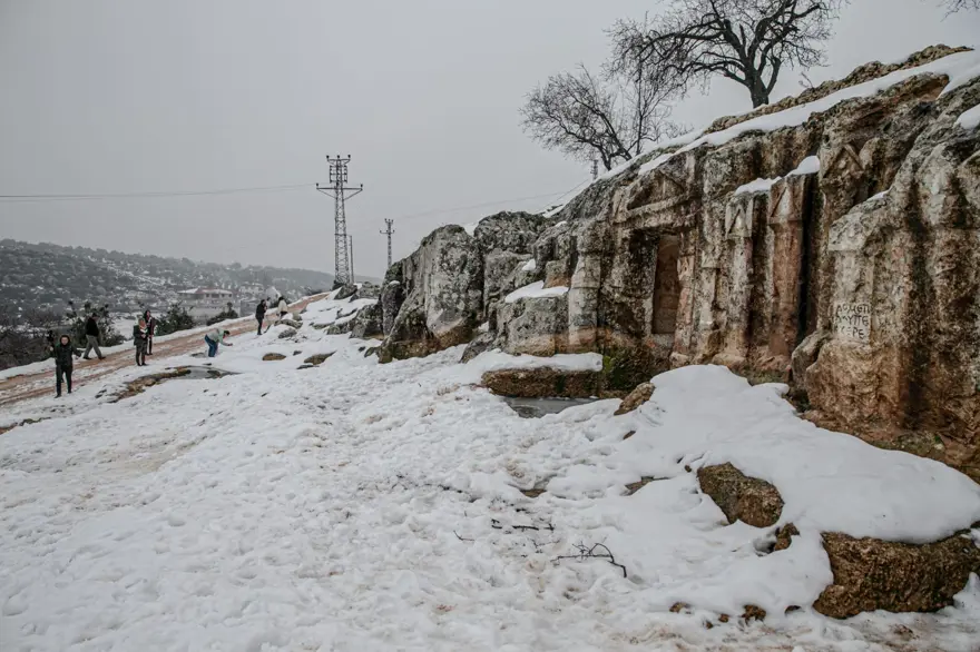 Hatay'da Gelinler Dağı Nekropol Alanı beyaza büründü 13