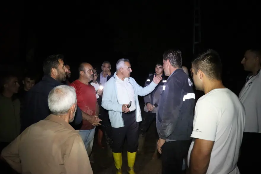 Erzurum'da sel bir mahalleyi yıktı geçti! 10 evde ağır hasar var 4