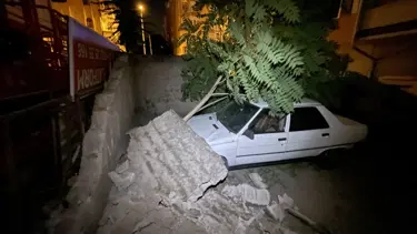 Kayseri'de 3 araç çöken bahçe duvarının altında kaldı