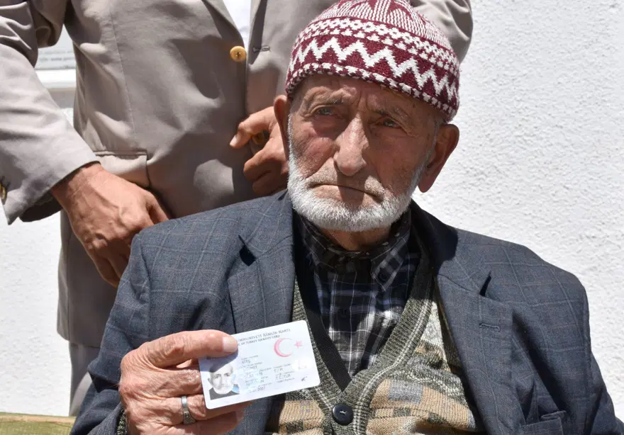 100 yaşındaki Mehmet dedenin uzun ömür sırrı: Her gün yediği 2 besin varmış 100 yaşındaki Mehmet dedenin uzun ömür sırrı: Her gün yediği 2 besin varmış