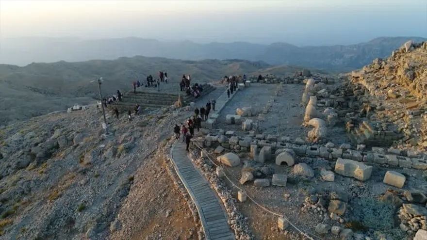 nemrut dağı, nemrut heykelleri, nemrut heykelleri nerede, nemrut dağı milli parkı, güneşin doğuşunun ve batışının en güzel olduğu yerler, adıyaman gezilecek yerler, seyahat, gezi, tatil 14