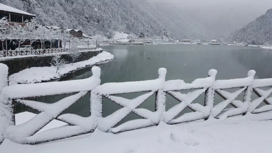 Uzungöl beyaza büründü, seyrine doyumsuz manzaralar oluştu 10