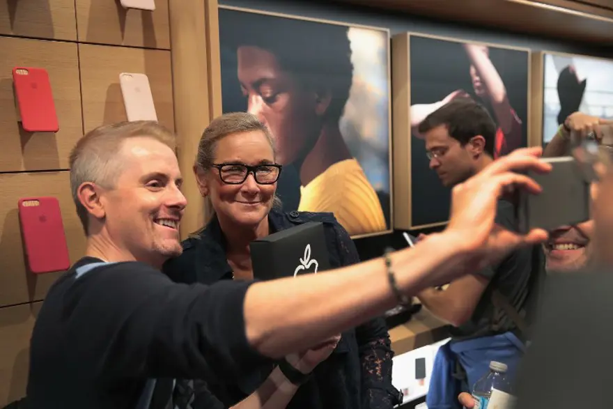 Apple Chicago'da çatısı "MacBook" şeklinde mağaza açtı 3 Apple Chicago'da çatısı "MacBook" şeklinde mağaza açtı 3