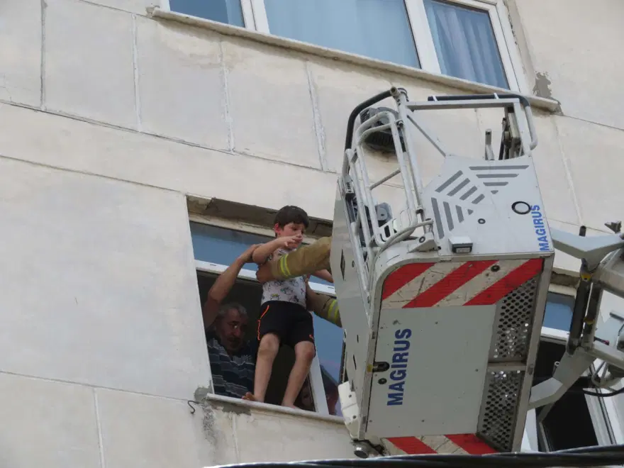 Ataşehir'deki yangında can pazarı: 3'ü çocuk 11 kişi kurtarılmayı bekledi 2