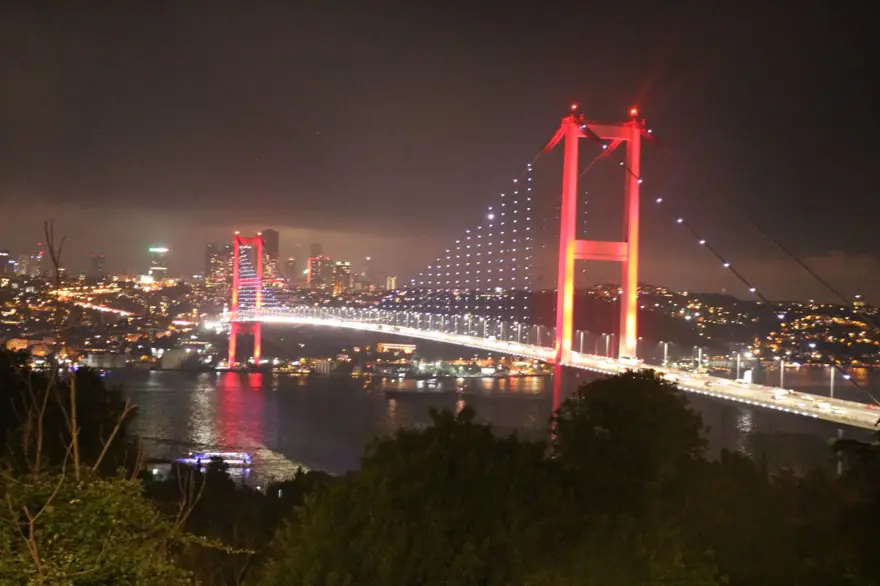 İstanbul'un tarihi simgeleri Milli Takım'a destek için Kırmızı-Beyaza büründü 1