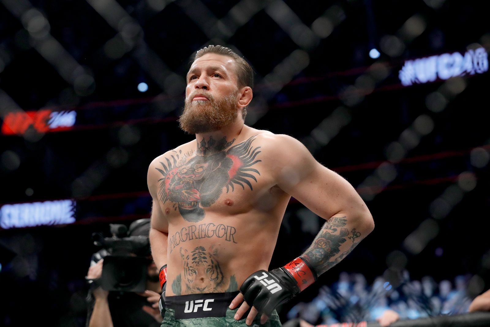 Ünlü boksör Conor McGregor’ın barına molotoflu saldırı