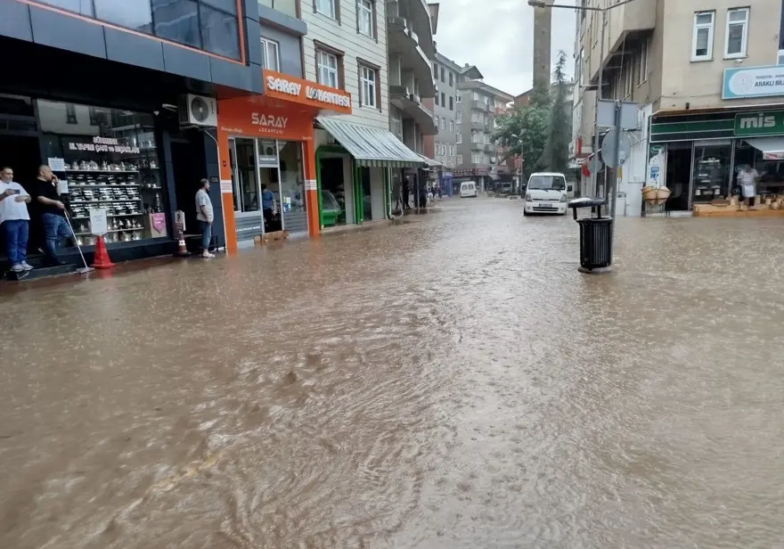 Trabzon’un 3 ilçesi şiddetli yağışa teslim oldu 