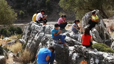 Derse bağlanmak için dağa çıkıyorlar